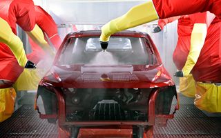 Ferrari in rialzo, Stellantis punta al recupero nonostante i downgrade