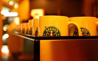 Starbucks scambia in leggero calo nonostante la promozione di Jefferies