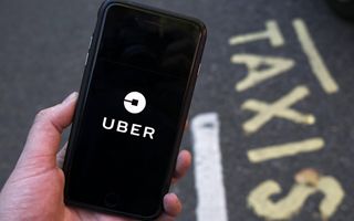 Uber investe oltre 100 milioni di dollari in stazioni di ricarica rapida per robotaxi negli Stati Uniti