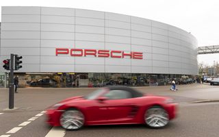 Porsche, forti vendite sul titolo in scia a rinvio lancio veicoli elettrici