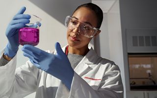 Johnson & Johnson, investimento da 2 miliardi di dollari per impianto in North Carolina
