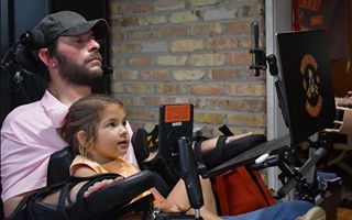 Neuralink: veterano paralizzato torna ad abbracciare la figlia grazie a chip cerebrale