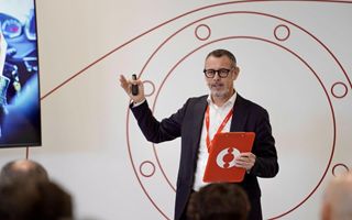 Scrivere un SMS alla guida: pericoli, statistiche e impatto economico