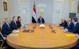 Eni rafforza legami con l'Egitto: incontro tra Al‑Sisi e Descalzi