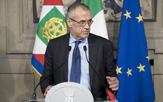 Caos governo: Cottarelli "congelato". Di Maio apre al Colle: "Niente più impeachment, pronto a collaborare"