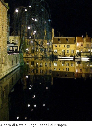 Albero di Natale lungo i canali di Bruges.