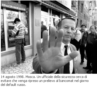 14 agosto 1998. Mosca. Un ufficiale della sicurezza cerca di evitare che venga ripreso un prelievo al bancomat nel giorno del default russo.