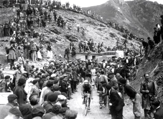 Tour de France 1936. Si affronta il Col du Tourmalet.