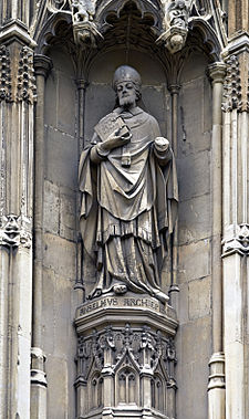 La statua di Anselmo sulla facciata della cattedrale di Canterbury