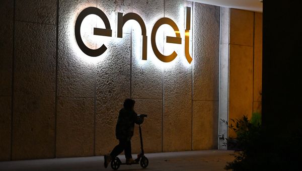 Enel, efficienze per 700 milioni di euro nel nuovo piano con accelerazione su AI