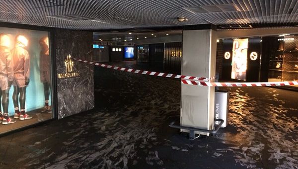 Il rogo a Fiumicino diventa un “caso” politico