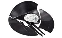 Il disco rotto della politica