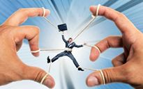 Ammanettati e inchiodati