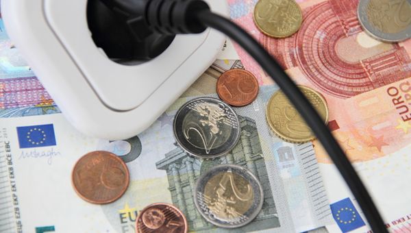 Bollette, da luglio luce in aumento (+1,9%). Cala il gas: - 6,9%