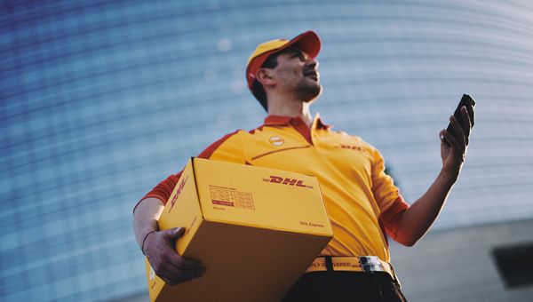 Deutsche Post in rosso su scia FedEx