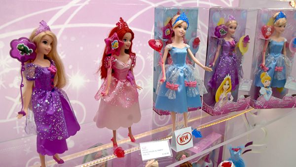 Usa, cresce movimento anti-plastica: nel mirino Barbie e Lego