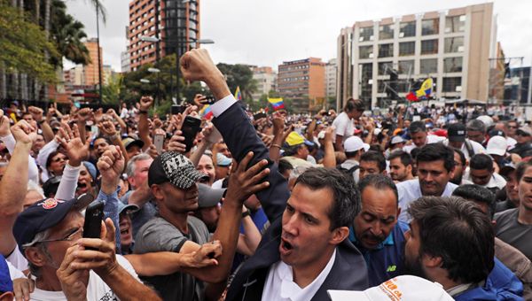 Venezuela, opposizione in piazza per Guaidò. Maduro ringrazia l'Italia