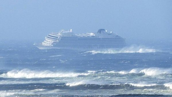 Norvegia, la Viking Sky è ripartita con i propri mezzi. Tutti salvi. Erano sbarcati in 300