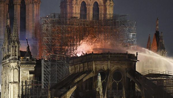 Notre Dame, incendio spento ma stabilità della struttura a rischio