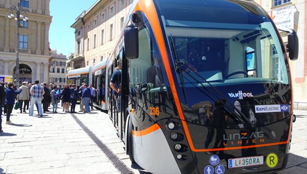 Genova, "test drive" di mega-filobus "Exquicity" 24 metri all electric"