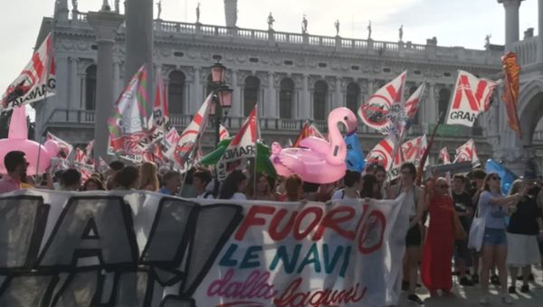 Venezia, in migliaia contro le Grandi Navi a San Marco e Giudecca