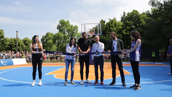 UBI ristruttura campo basket a Torino