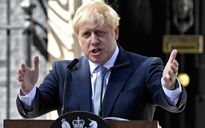 Boris Johnson con il cerino acceso