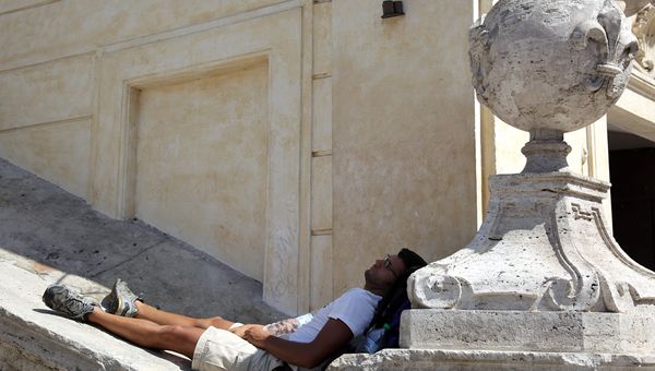 Roma, scatta il divieto di sedersi sulla scalinata di Trinità dei Monti