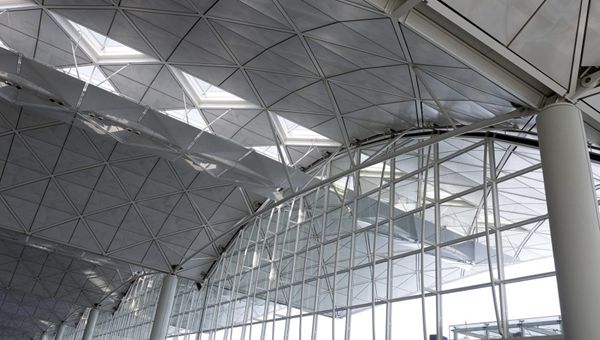 Aeroporto Hong Kong assediato da manifestanti anti-Cina