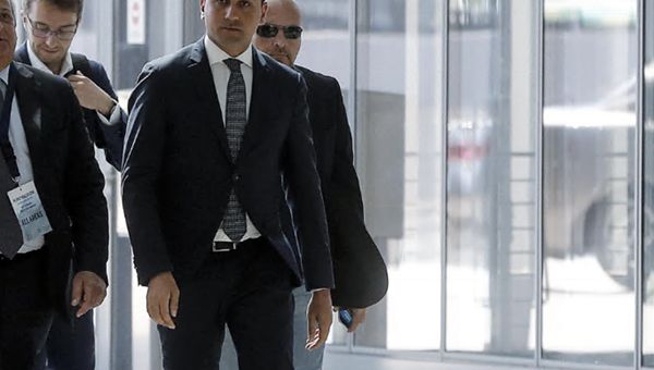 Di Maio: "Giù l'Iva a chi usa il bancomat"