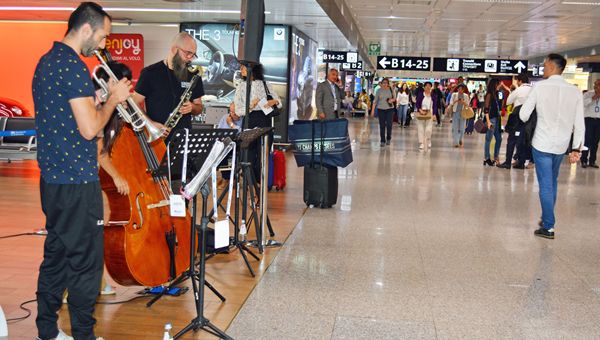 Aeroporto di Fiumicino, flash mob Musica per Roma in tour in Africa