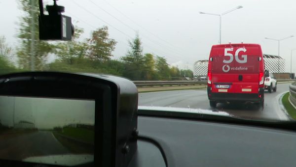 Vodafone, sorpasso assistito e coda intelligente. Come il 5G migliora la sicurezza stradale e riduce i consumi