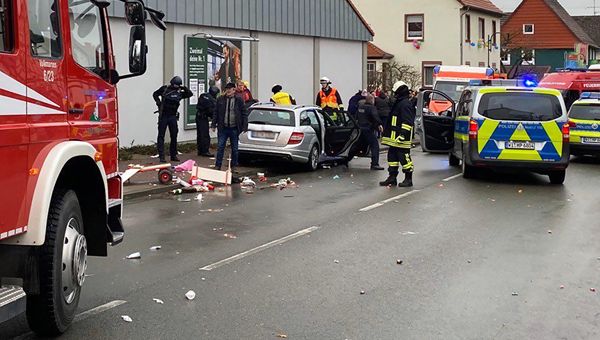 Germania, auto sulla folla a sfilata di Carnevale: 30 feriti, molti bambini