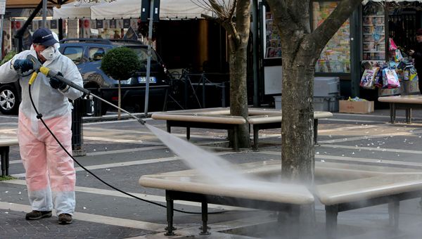 Coronavirus, i sindaci chiudono i parchi: a Roma riaprono chiese e parrocchie