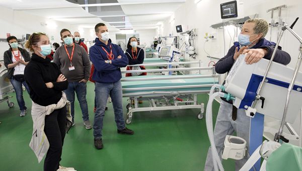 Coronavirus, in calo contagi e ricoveri in terapia intensiva