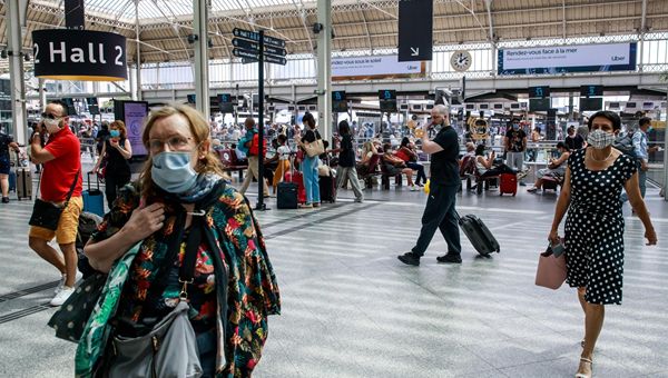 Covid, in risalita contagi e vittime. OMS: "Non sicuro riprendere viaggi"