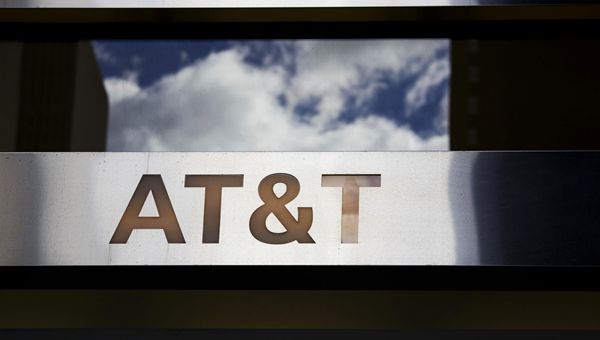 AT&T, 4° trim in perdita per contraccolpo da tassi e svalutazioni