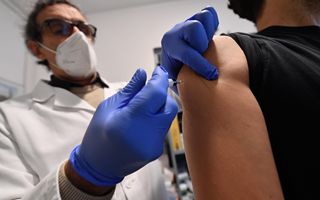 Influenza, la circolare del Ministero abbassa a 60 anni la soglia per i vaccini potenziati