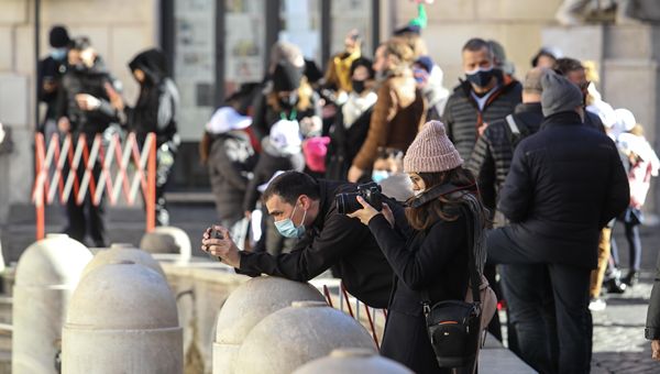 Allarme varianti, rischio lockdown totale? Esperti divisi