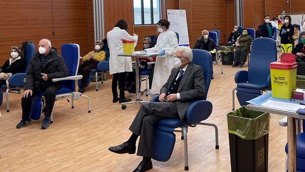 Vaccinazioni, Presidente Mattarella riceve la prima dose allo Spallanzani