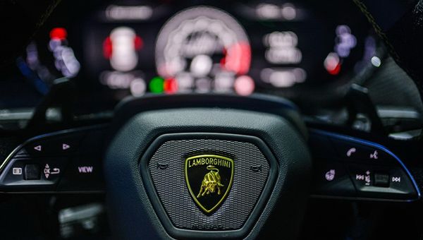Lamborghini, nel 2024 il lancio della prima versione ibrida del Suv Urus