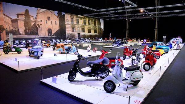 Vespa in mostra al museo Autoworld di Bruxelles per celebrare 75 anni di storia