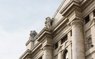 Ripartenza positiva per i listini europei, a Milano corrono Unicredit e Avio