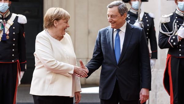 Merkel incontra il Premier: "Draghi garante dell'Euro. Collaborazione importante per futuro"