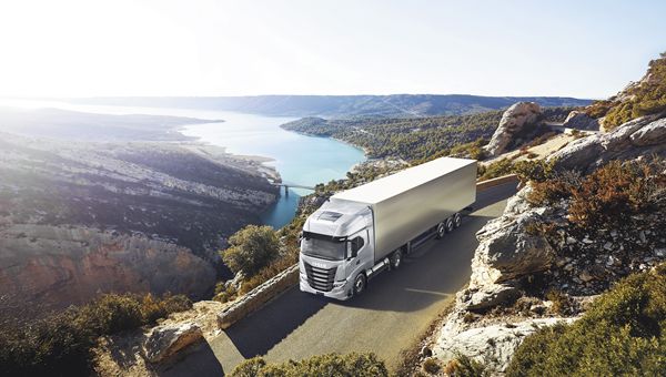 Iveco, ad Amazon 1.064 veicoli commerciali S-WAY a gas naturale