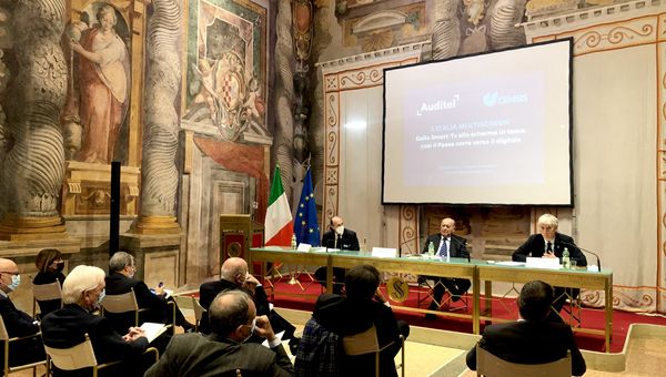 TV, italiani possiedono 120 milioni di schermi: nel post pandemia sempre più connessi