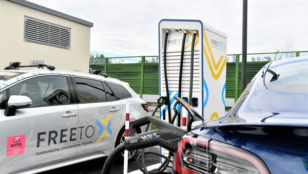 Mobilità elettrica, negli aeroporti di Milano 15 nuove postazione per la ricarica elettrica ultra veloce