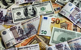 Euro ai minimi sul dollaro da maggio 2025, Intesa: debolezza rischia di protrarsi nel breve
