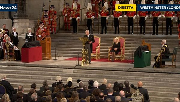 Carlo III in Parlamento: "Fedele al modello costituzionale britannico"