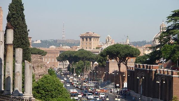 Fori Imperiali a piedi: stop alle auto sabato all'alba